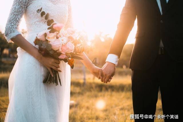55岁伊能静“唐装”出镜，被指像艺伎备受争议，嘴角耷拉妆容显老